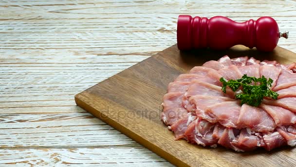 fette di carne fresca di maiale cruda su tagliere di legno
  - Filmati, video