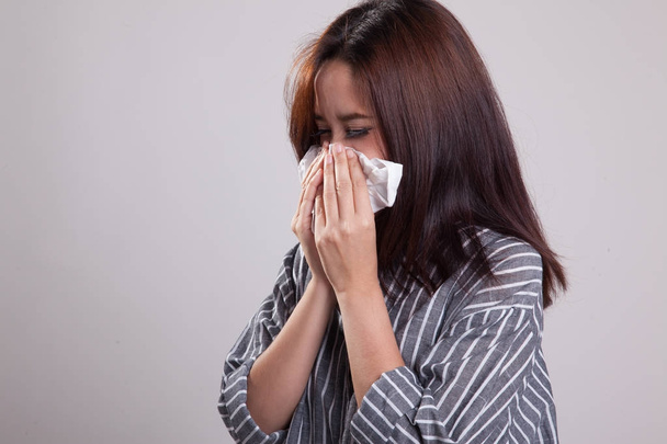 Young Asian woman got sick and flu. - Foto, imagen