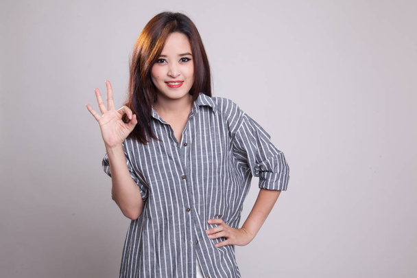 Young Asian woman show OK sign. - Foto, imagen