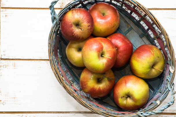 Basket of apples, fresh fruits on market table - Foto, imagen