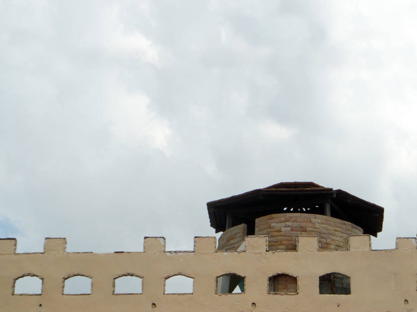 Backsteinmauer Festung und weiße Wolke am Himmel - Foto, Bild