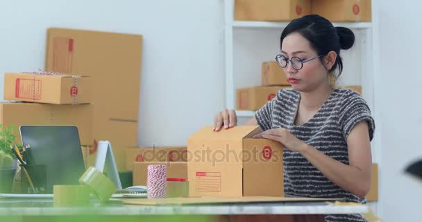 Азіатський жінка працювати вдома з онлайн бізнес або концепції малого та середнього бізнесу. Молоду власницю щасливі жінка початок вгору для онлайн бізнес щаслива з замовлень. - Кадри, відео