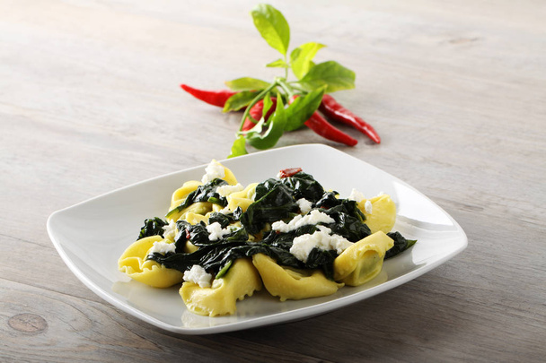 Tortellini with spinach, ricotta cheese and chili pepper - Фото, изображение