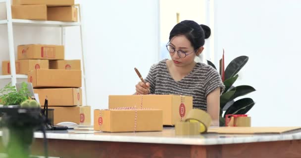 Aziatische vrouw thuis werken met Online bedrijf of MKB-Concept. Jonge eigenaar ongelukkige vrouw Start up for Business Online bestellingen tevreden. - Video