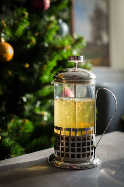 Горячий мятный чай с лимоном, медом и ягодами очень хорош в холодное время года с ковром и книгой. Пар от чая очень красивый.
) - Фото, изображение