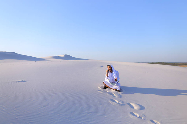 Jistý muž emirát tvůrce mluví o mobilní se zákazníkem, - Fotografie, Obrázek