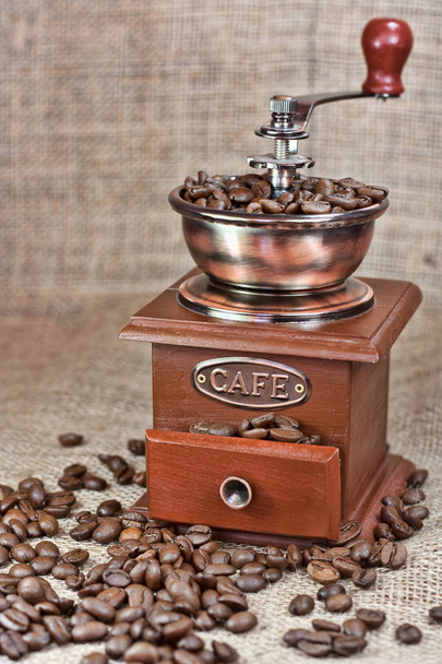 Винтажная кофейная мельница
 - Фото, изображение