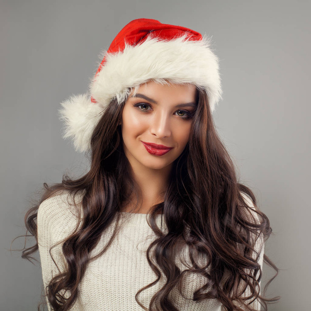 Young Woman Christmas. Nice Girl Model in Red Santa Hat - Valokuva, kuva