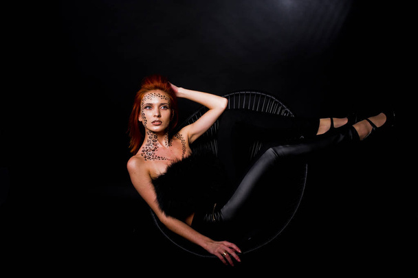 Fashion model red haired girl with originally make up like leopa - Foto, afbeelding