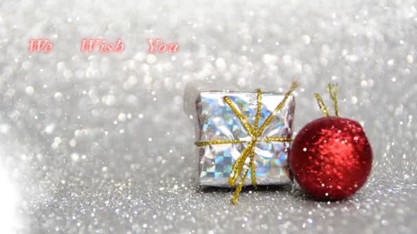 Zilveren en rode New Year's en Kerstdecoratie met het effect van de sneeuw, wij wensen u een vrolijk kerstfeest en een gelukkig Nieuwjaar - Video