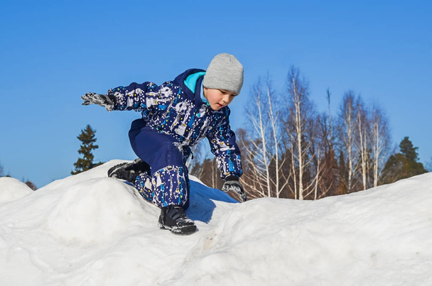 Little boy on a winter walk - Фото, зображення