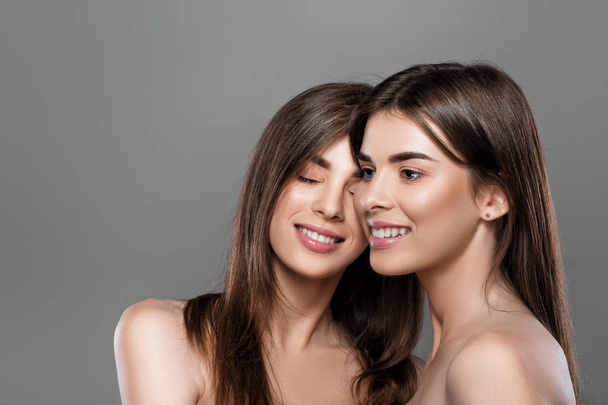 mulheres gêmeas com pele perfeita e maquiagem natural
 - Foto, Imagem