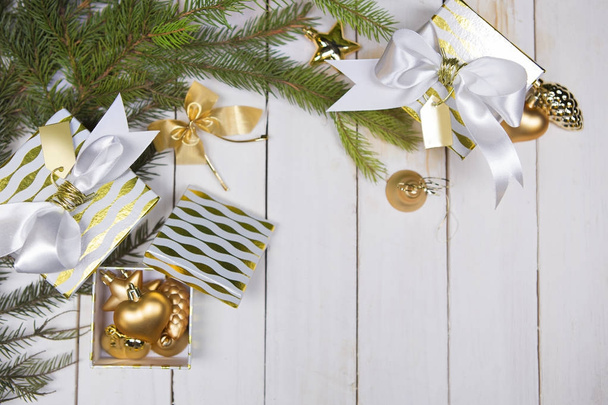 Noel dekorasyon, hediye kutuları, Beyaz ahşap zemin üzerinde kopya alanı ile Üstten Görünüm. - Fotoğraf, Görsel