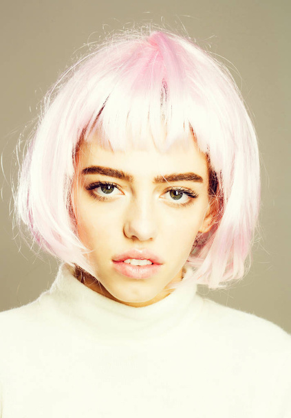 pretty girl in pink hair wig - Foto, afbeelding
