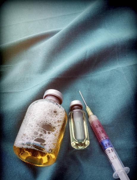  Některé lahvičky a stříkačky na operačním stole  - Fotografie, Obrázek