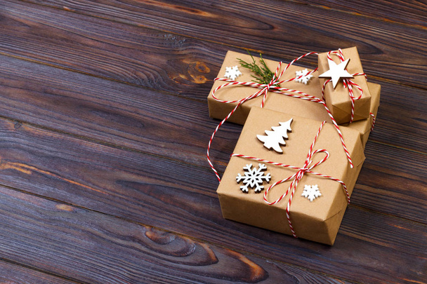 Prezent na Boże Narodzenie lub nowy rok tło: jodła drzewo gałąź i płatka śniegu, ozdoba na białym tle drewnianych - Zdjęcie, obraz