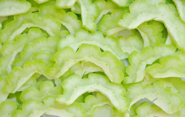  tranche de concombre amer frais pour pièce sur fond blanc
 - Photo, image