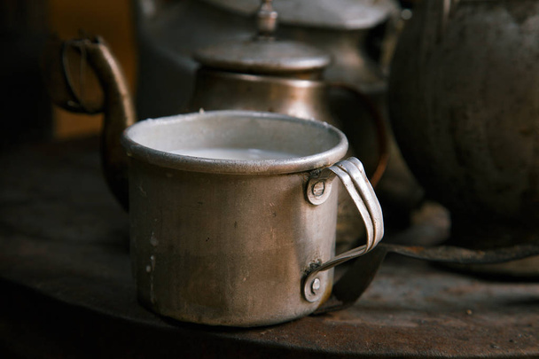 melk mok en oude theepot en waterkoker  - Foto, afbeelding