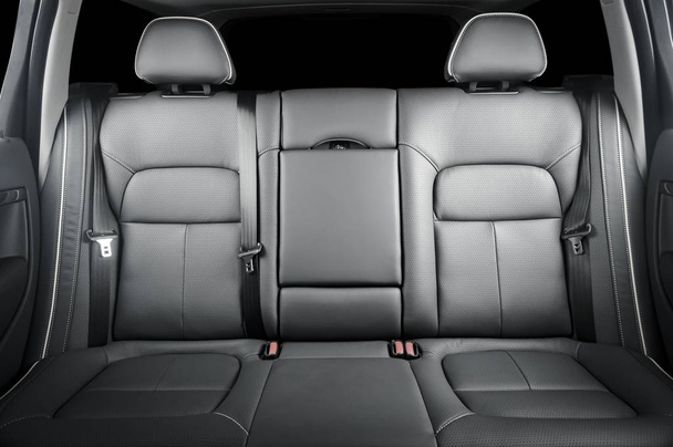 Assentos de passageiro traseiros em carro de luxo moderno, vista frontal, couro blac kperforated
 - Foto, Imagem