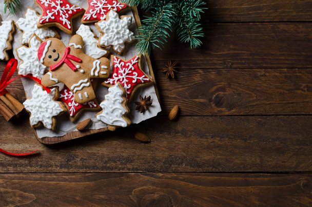 Χριστουγεννιάτικα μπισκότα σε ξύλινο φόντο - Φωτογραφία, εικόνα