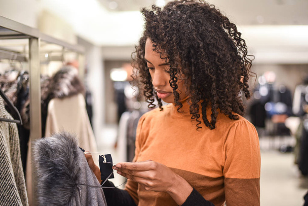Černá mladá žena dělá nakupování v obchodě - Fotografie, Obrázek