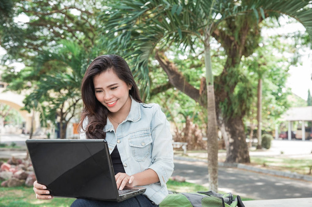 happy college student using laptop - Foto, afbeelding