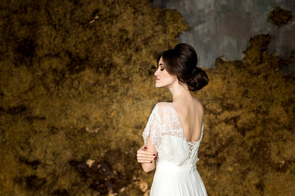 szépség menyasszony fehér ruhás portréja. - Fotó, kép