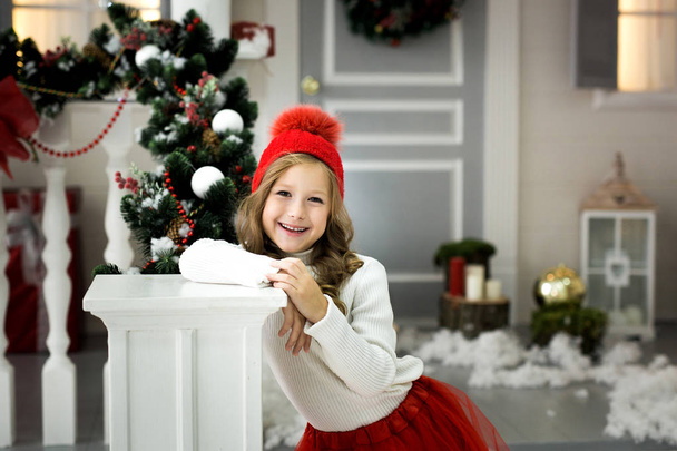 Güzel küçük bir kız Noel kutluyor. Yılbaşı tatil. Kostüm giymiş bir Noel hediye ile mutlu kız - Fotoğraf, Görsel