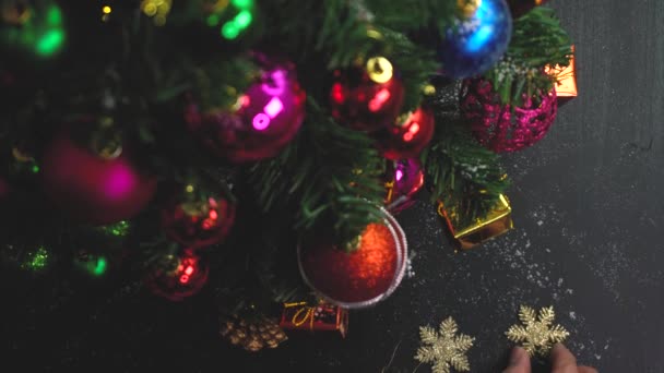 Concepto temporada de saludos GImbal plano de adornos en un árbol de Navidad con luz decorativa en 4k (UHD
) - Metraje, vídeo