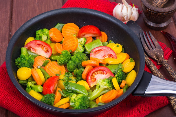 Zanahorias, brócoli, tomates en sartén. Menú vegetariano
 - Foto, Imagen