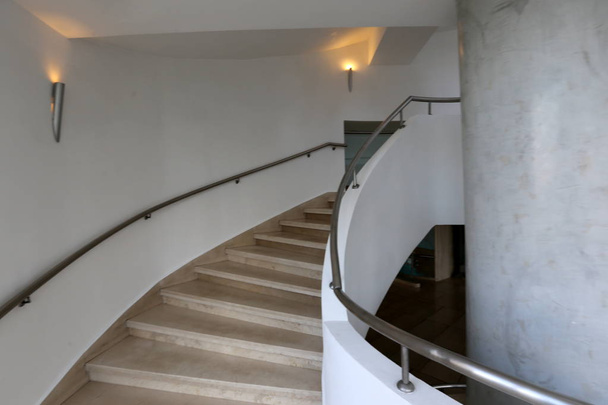Η σκάλα που αποτελείται από μια σειρά από βήματα και χρησιμεύει για να ανυψώσει επάνω και κάτω  - Φωτογραφία, εικόνα