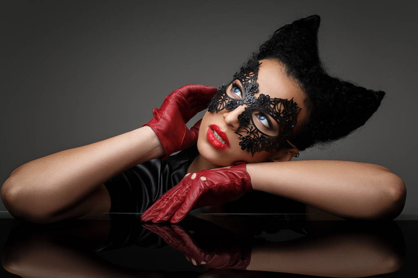 dívka s rohy účes v kožené masky - Fotografie, Obrázek