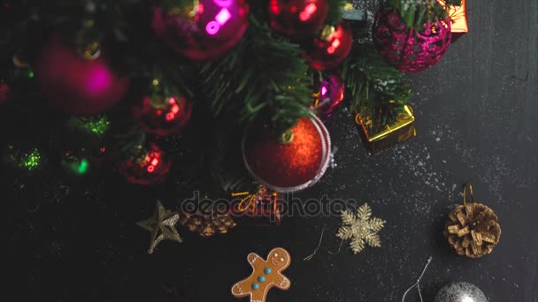 グリーティング シーズン コンセプト。4 k (Uhd で装飾的な光とクリスマス ツリーの飾りのジンバル ショット) - 映像、動画
