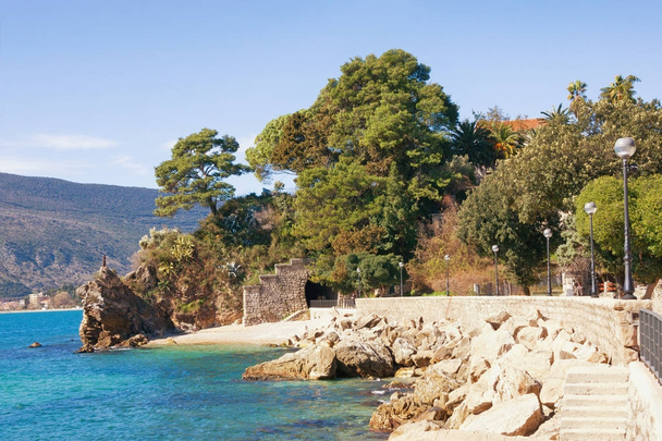 Widok na nasyp miasta Herceg Novi. Zatoka Kotor, Czarnogóra - Zdjęcie, obraz
