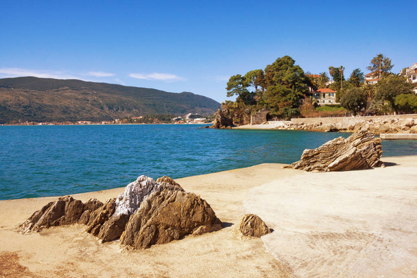 Blick auf den Damm der Stadt Herceg Novi an einem sonnigen Wintertag. Bucht von Kotor, Montenegro - Foto, Bild