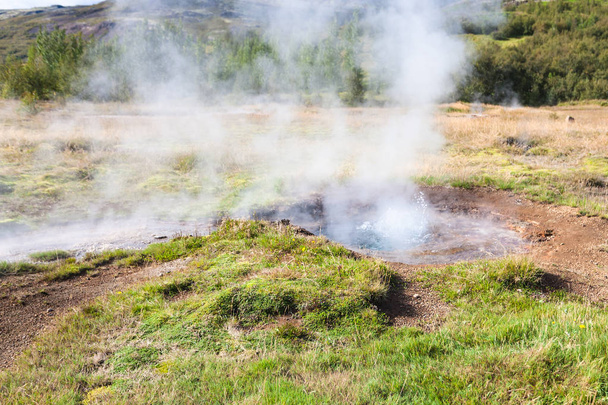 cratere nella zona geyser di Haukadalur in autunno
 - Foto, immagini