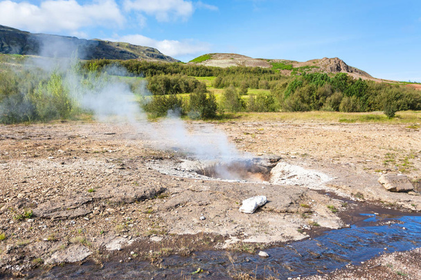 Piccolo geyser nella zona termale di Haukadalur
 - Foto, immagini