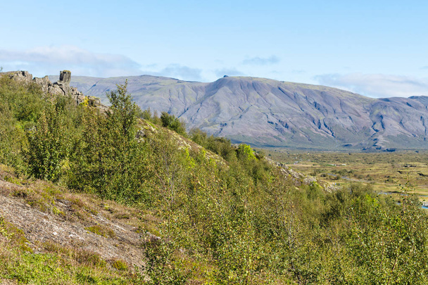 zöld hegy lejtőjén Thingvellir-völgy - Fotó, kép