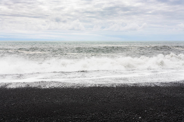 アイスランドの Reynisfjara のビーチでサーフィン - 写真・画像