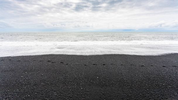 okyanus dalgaları Reynisfjara siyah kum plaj - Fotoğraf, Görsel