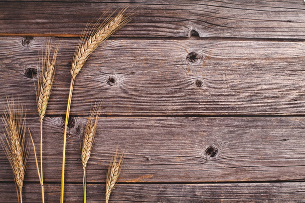 Uši žita na rustikální dřevěné pozadí, ploché rozložení - Fotografie, Obrázek