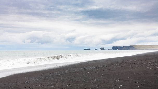 Ακρωτήριο Reynisfjara μαύρη παραλία και Dyrholaey - Φωτογραφία, εικόνα