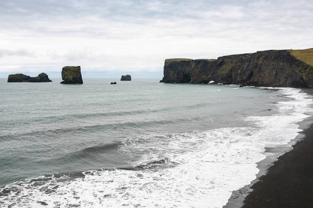 vista de Kirkjufjara praia preta na Islândia
 - Foto, Imagem