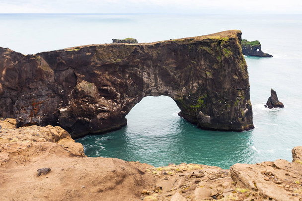 arc de lave sur la péninsule de Dyrholaey en Islande
 - Photo, image