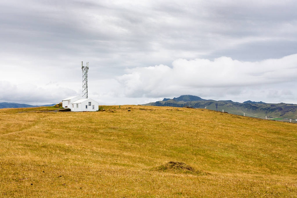 antenni asema Dyrholaey niemimaalla Islannissa
 - Valokuva, kuva