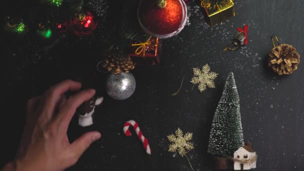 Concepto temporada de saludos GImbal plano de adornos en un árbol de Navidad con luz decorativa en 4k (UHD
) - Metraje, vídeo