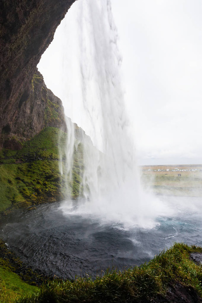 sisällä näkymä Seljalandsfoss vesiputous Islannissa
 - Valokuva, kuva