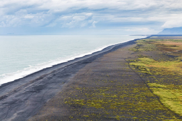 Над видом на черный пляж Солхеймаара осенью
 - Фото, изображение