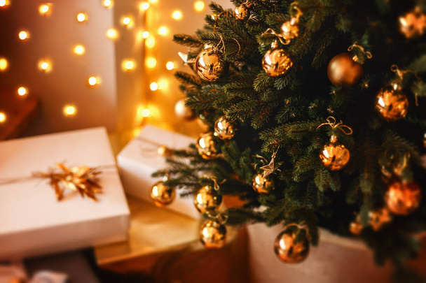 Lovely christmas tree with beautifuly packed presents boxes under it - Foto, Imagem