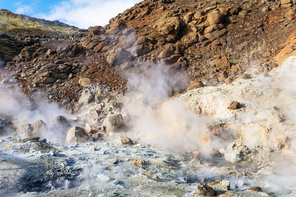 Krysuvik エリア、アイスランドで酸性の噴気孔 - 写真・画像